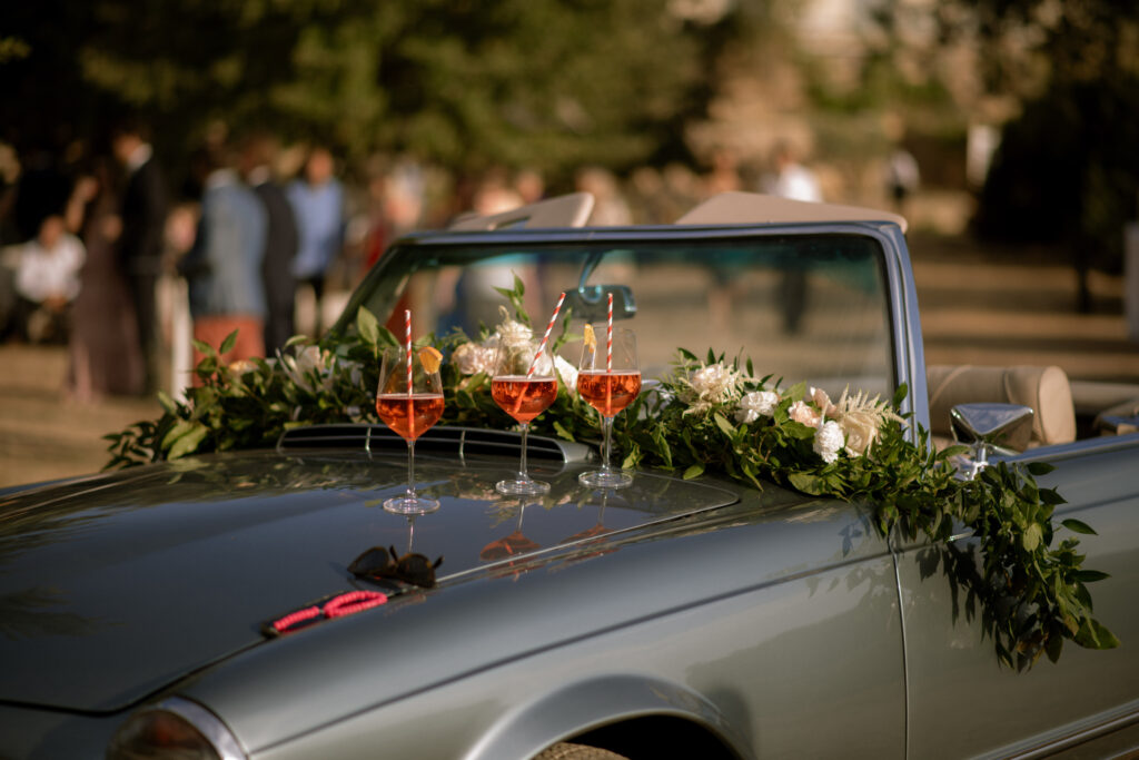 Voiture decoree de fleurs pour un mariage au domaine Blacailloux