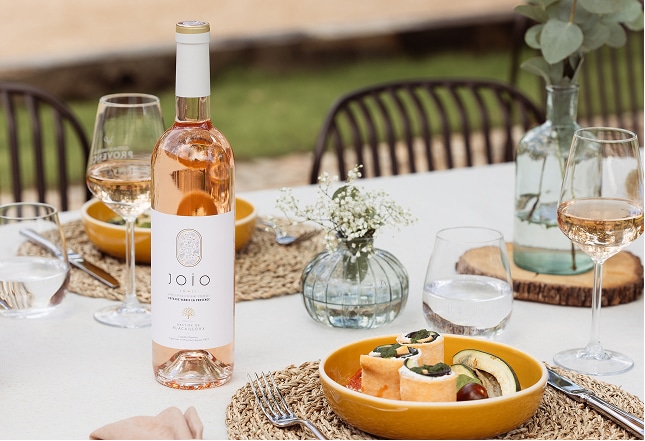 Vin Joio rose sur table dressee en exterieur avec mets