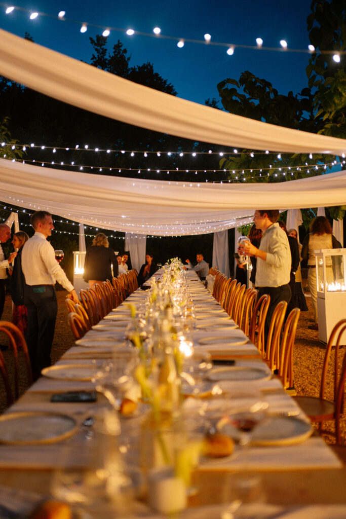 Grande tablee illuminee pour un evenement en soiree a La Table Blacailloux