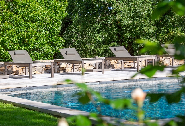 Sejours et demeures, piscine et transats du domaine Blacailloux