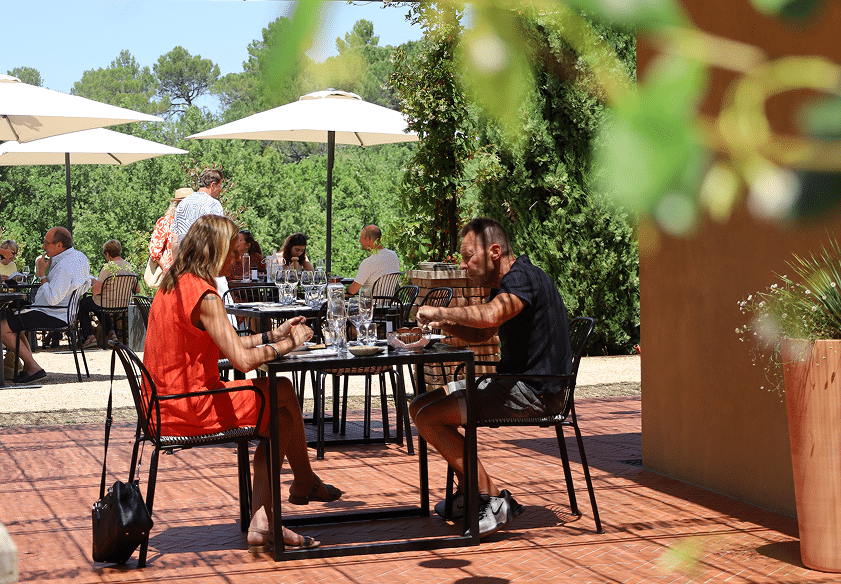 Clients attables en terrasse au domaine Blacailloux